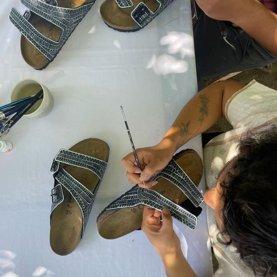 An artis painting Alebrije